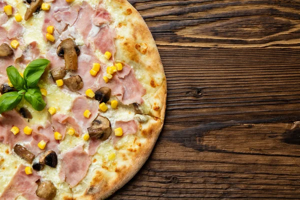 Pizza italiană delicioasă servită pe masă de lemn — Fotografie, imagine de stoc