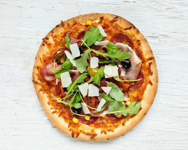 Смачна італійська піца, подана на дерев'яному столі — стокове фото