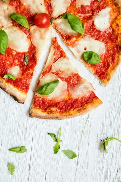 Läcker italiensk pizza serveras på träbord — Stockfoto