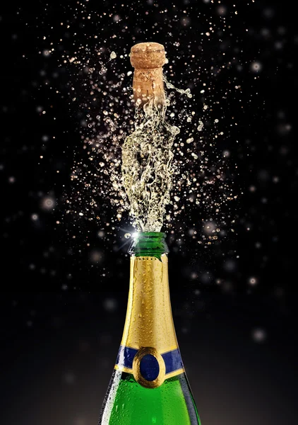 Tema de celebración con champán salpicado en negro —  Fotos de Stock