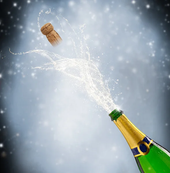 Oslava téma s šplouchání šampaňské na černém pozadí — Stock fotografie