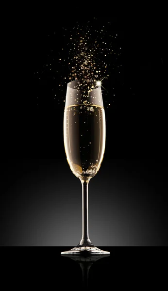 Glas Champagner auf schwarzem Hintergrund. — Stockfoto