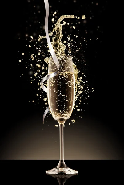Copo de champanhe com salpicos, isolado em preto — Fotografia de Stock