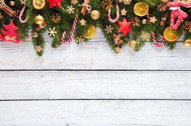 Ahşap arka plan üzerinde Noel köknar ağacı süsle