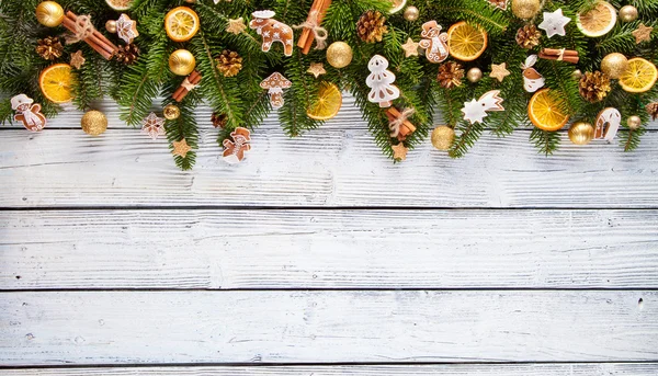 Decoração de abeto de Natal em fundo de madeira — Fotografia de Stock