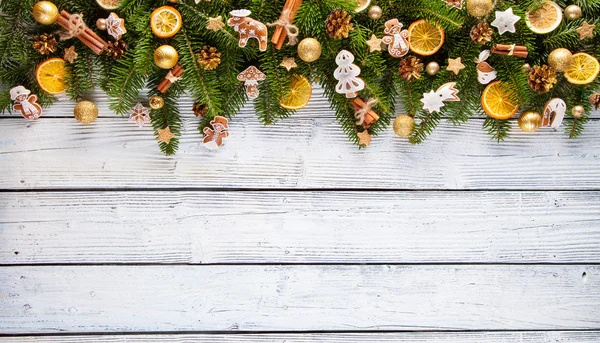Ahşap arka plan üzerinde Noel köknar ağacı süsle — Stok fotoğraf