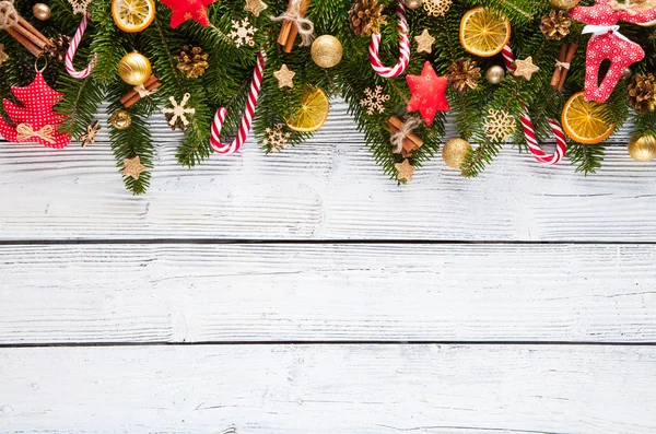 Decorazione di abete di Natale su sfondo di legno — Foto Stock