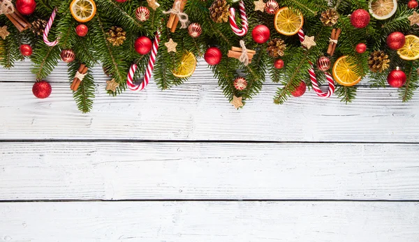 Decoração de abeto de Natal em fundo de madeira — Fotografia de Stock