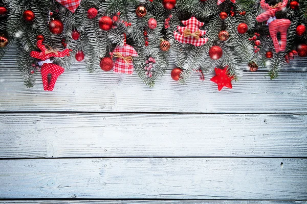 Χριστούγεννα διακόσμηση δέντρο έλατου σε ξύλινα φόντο — Φωτογραφία Αρχείου