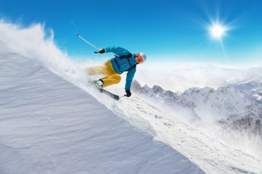 Adam kayakçı yokuş aşağı çalışan