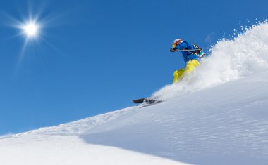 Adam kayakçı yokuş aşağı çalışan