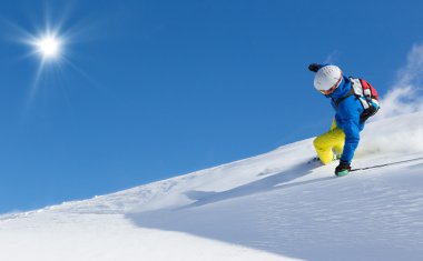 Adam kayakçı yokuş aşağı çalışan