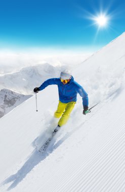 Adam kayakçı yokuş aşağı çalışan