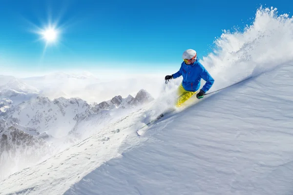 Man skiër lopen bergafwaarts — Stockfoto