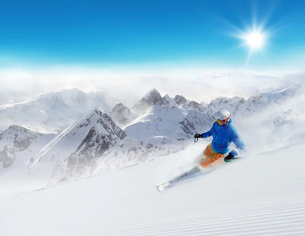 Hombre esquiador corriendo cuesta abajo — Foto de Stock
