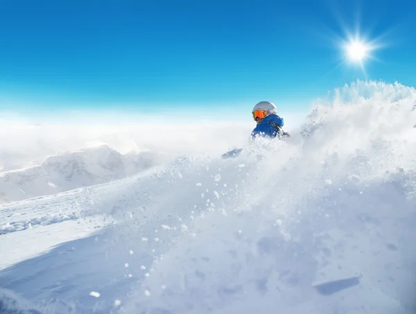 Man skiër lopen bergafwaarts — Stockfoto
