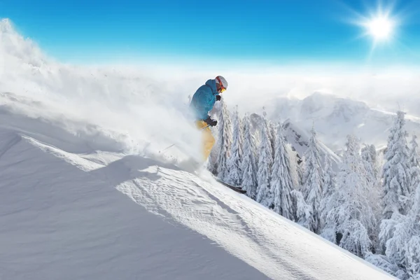 男子滑雪下坡运行 — 图库照片