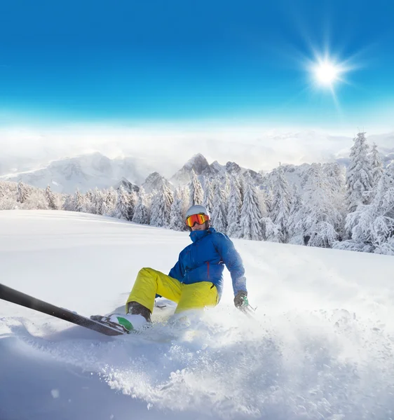 Man skiër lopen bergafwaarts — Stockfoto