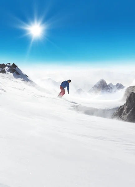Pist üzerinde çalışan aşağı snowboarder — Stok fotoğraf