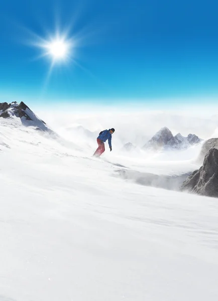 Snowboarder corriendo por la pista — Foto de Stock