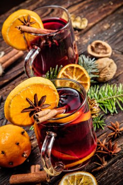 Baharatlı ve tatlı düzenleme ile sıcak şarap içecekler