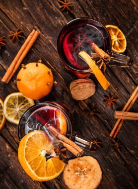 Baharatlı ve tatlı düzenleme ile sıcak şarap içecekler