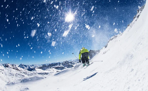 Homem esquiador correndo downhill — Fotografia de Stock