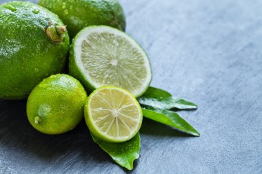 Taze limes kara taş üzerine yerleştirin