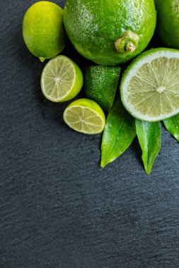 Taze limes kara taş üzerine yerleştirin