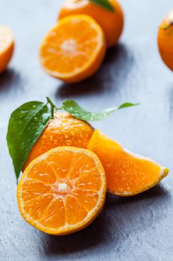 Siyah taş üzerinde taze mandalina