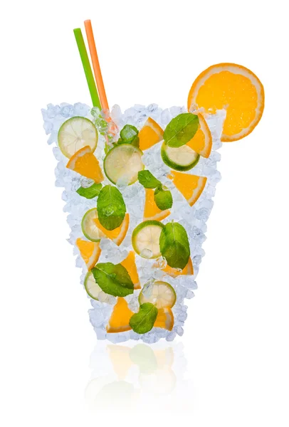 Ijs citrus cocktail met ijsblokjes op witte achtergrond — Stockfoto