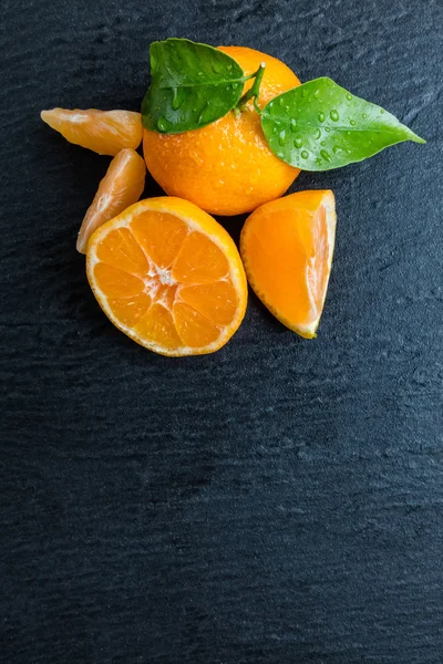 Frische Mandarine auf schwarzem Stein — Stockfoto