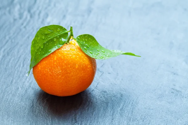 Frische Mandarine auf schwarzem Stein — Stockfoto