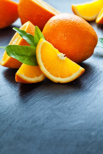 Frische Orange auf schwarzem Stein — Stockfoto