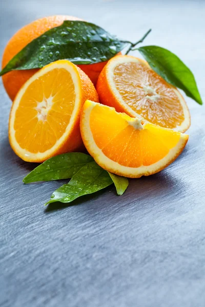 Naranja fresco sobre piedra negra — Foto de Stock