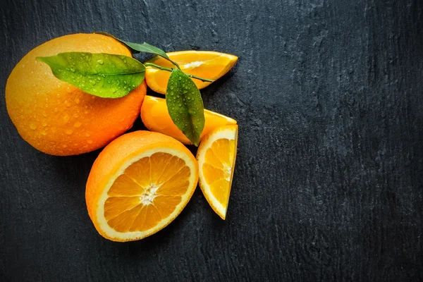 Frische Orange auf schwarzem Stein — Stockfoto