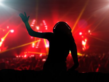 DJ gece Kulüp partisinde kulaklıklarla