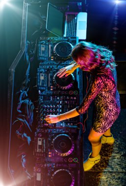 Elektronik müzik karıştırma güzel Dj kız