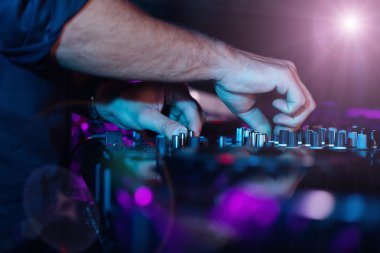 Dj pikap konsol karıştırıcı iki el ile denetleme