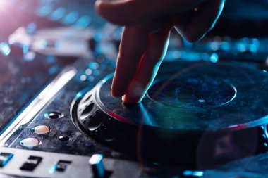 Dj pikap konsol karıştırıcı iki el ile denetleme