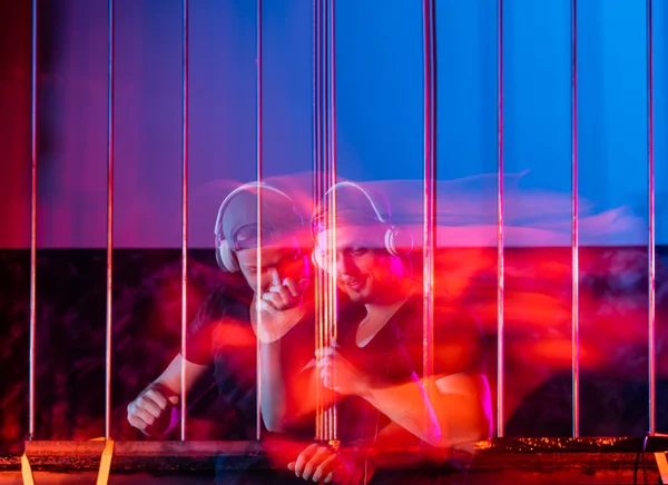 DJ człowiek mieszania muzyki elektronicznej w blur motion — Zdjęcie stockowe