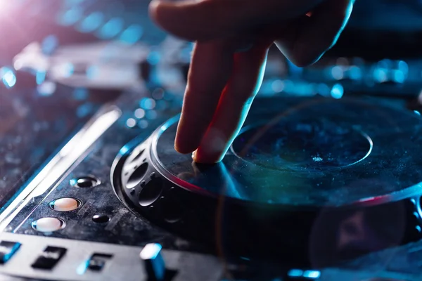 DJ mesa giratória console mixer controle com duas mãos — Fotografia de Stock