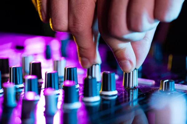 DJ mixer console giradischi di controllo con due mani — Foto Stock