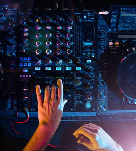 DJ mesa giratória console mixer controle com duas mãos — Fotografia de Stock