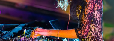 Dj pikap konsol karıştırıcı iki el ile denetleme