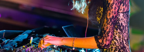 DJ lemezjátszó konzol keverő ellenőrzésére a két kezével — Stock Fotó