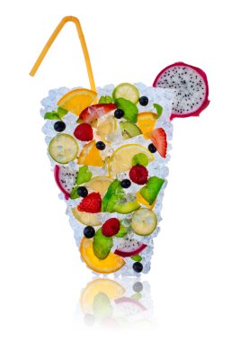 Beyaz arka plan üzerinde buz küpleri ile buz meyve kokteyli