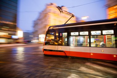 Modern tramvay çekimde bulanıklık, Prag şehir, Europe