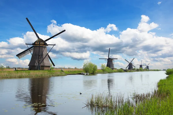 Ανεμόμυλοι και νερό κανάλι σε Kinderdijk, Ολλανδία — Φωτογραφία Αρχείου