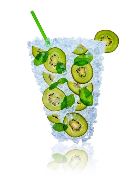 Ice kiwi cocktail med isbitar på vit bakgrund — Stockfoto